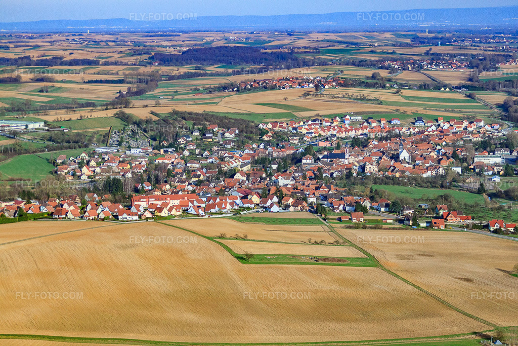 Aerial view: View of the town from the west in Kutzenhausen in the state Bas-Rhin, France. – Photo: IMG_38743.jpg taken on 03/20/2011 by Werner Riehm/FLY-FOTO.com – Resolution of the original: 4752 x 3168 px
