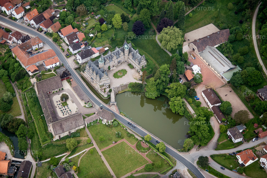 Luftbild: Gebäude und Schloßpark- Anlagen des Wasserschloß Schloss Hämelschenburg im Ortsteil Hämelschenburg in Emmerthal im Bundesland Niedersachsen in Deutschland. Foto: IMG_079464.jpg vom 24.05.2015 durch Werner Riehm/FLY-FOTO.de