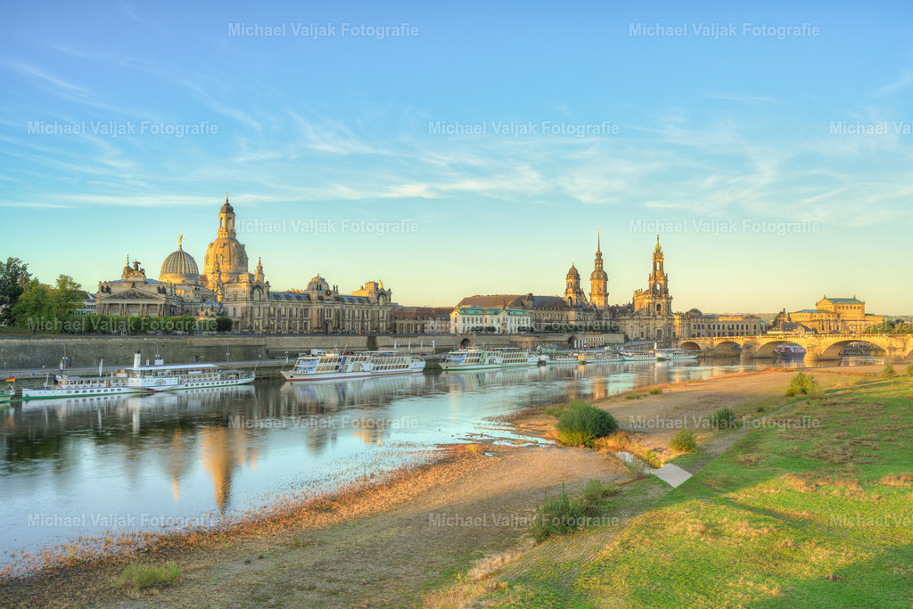 Die Skyline von Dresden am Morgen | Blick von der Carolabrücke über das Königsufer und die Elbe in Richtung Dresdner Altstadt, mit der Frauenkirche und der Brühlschen Terrasse, dem Residenzschloss und der Katholischen Hofkirche (Kathedrale Sanctissimae Trinitatis) sowie der Semperoper (von links nach rechts). - Realisiert mit Pictrs.com