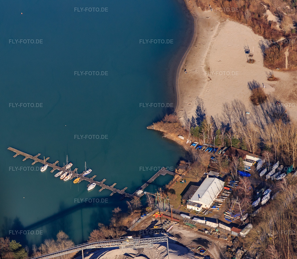 Luftbild: Bootsanleger am Baggersee im Ortsteil Liedolsheim in Dettenheim im Bundesland Baden-Württemberg in Deutschland. Foto: IMG_145419.jpg vom 05.03.2025 durch Werner Riehm/FLY-FOTO.de