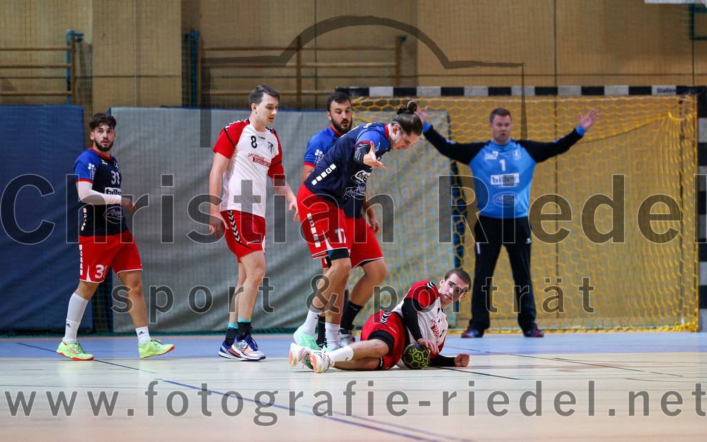 2022-09-24_027_SpVgg_Altenerding_gegen_HSG_Freising-Neufahrn | Erding, Deutschland, 24.09.2022:
Handball, Bezirksoberliga Männer 2022 / 2023, 2. Spieltag, SpVgg Altenerding gegen HSG Freising-Neufahrn, Endergebnis: 18:26

Quirin Huber (SpVgg Altenerding, #8), Christian Heldner (HSG Freising-Neufahrn, #17), Severin Lößl (SpVgg Altenerding, #21)

Foto: Christian Riedel / fotografie-riedel.net