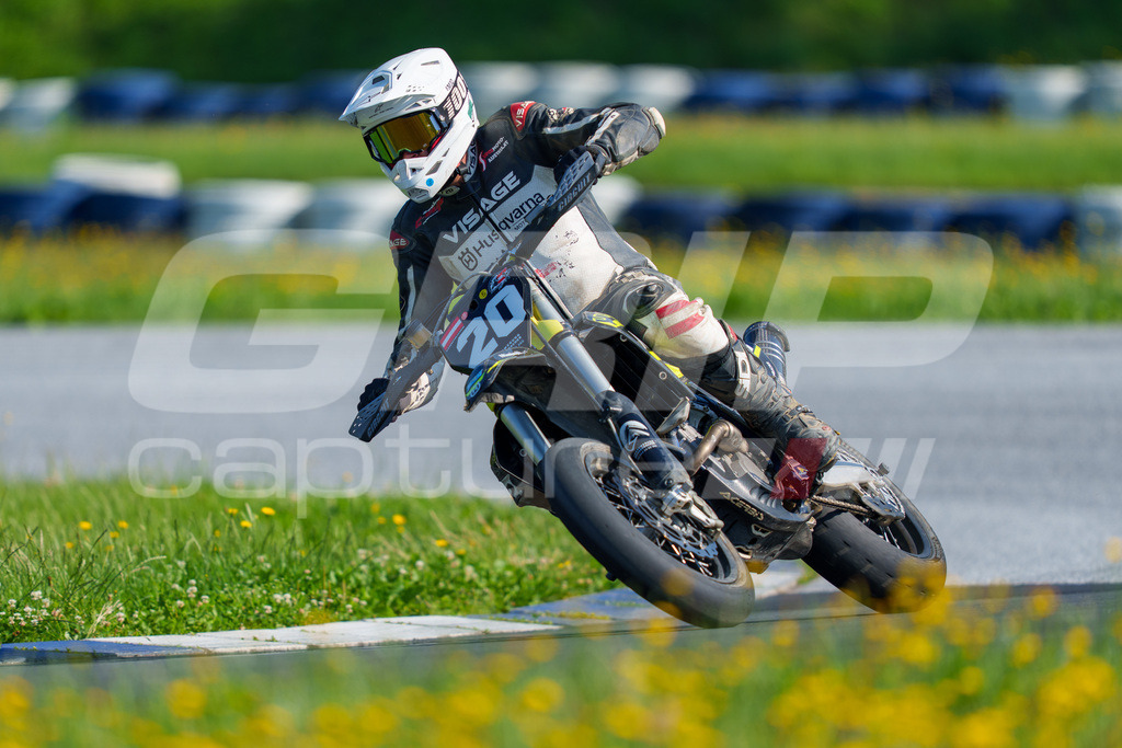 SuperMoto_Staatsmeisterschaft_Greinbach_081 | GRIPcapture steht für authentische Sportfotografie in Österreich – für Momente, die mehr sind als Geschwindigkeit oder Ergebnis. Es geht um Emotion, Spannung, Fokus und den Augenblick, der oft nur einen Wimpernschlag dauert.Ob Motorsport, Teamsport oder 