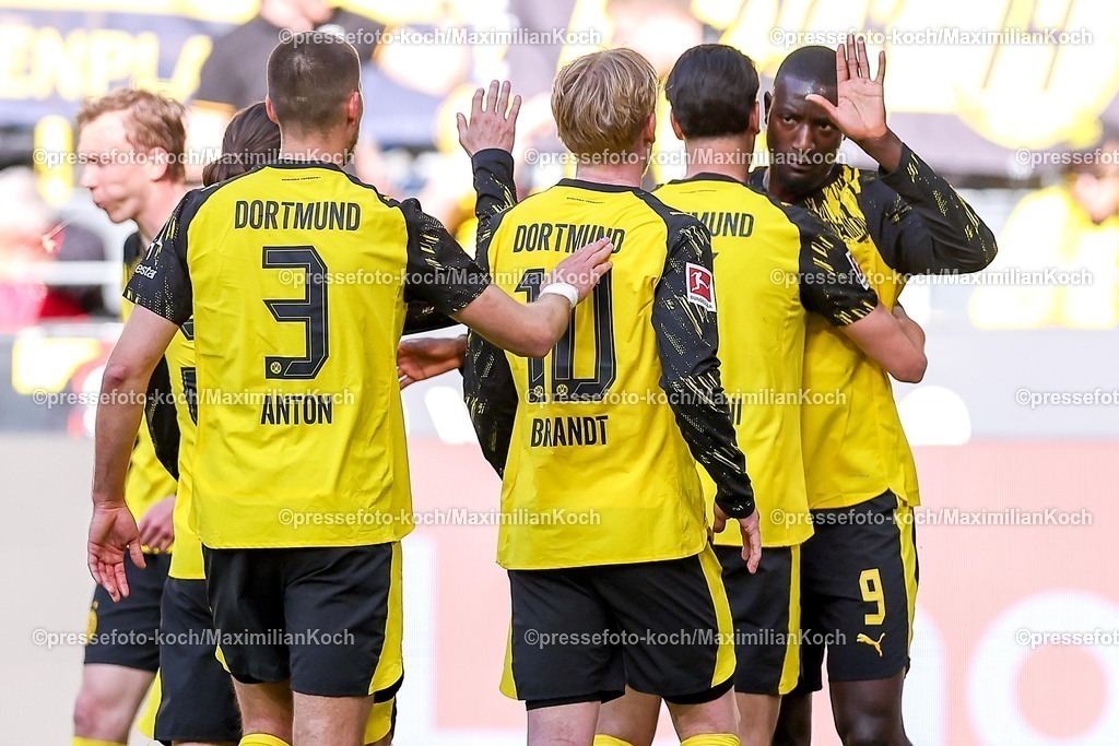 BVB26042601020 | 26.04.2026, Fußball, Borussia Dortmund - SC Freiburg, 1. Fußball Bundesliga, 31. Spieltag, Signal Iduna Park, Saison 2025 2026: Torjubel nach dem Tor zum 2:0 durch Torschütze Serhou Guirassy&nbsp;(BVB #09)  zusammen mit Julian Brandt&nbsp;(BVB #10) Ramy Bensebaini&nbsp;(BVB #05) Waldemar Anton&nbsp;(BVB #03)   DFB regulations prohibit any use of photographs as image sequences and or quasi-video.