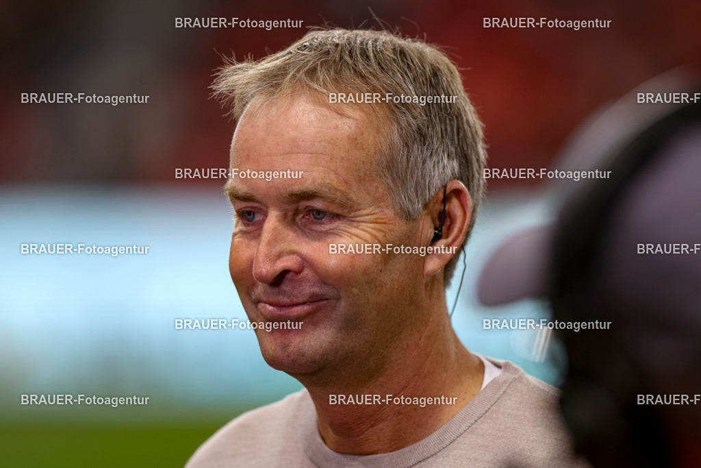 Bayer 04 Leverkusen vs Eintracht Frankfurt - Bundesliga  | Leverkusen, Deutschland, 12.09.25:   Trainer Kasper Hjulmand (Bayer 04 Leverkusen) schaut im Interview waehrend des Spiels der Bundesliga zwischen  Bayer 04 Leverkusen vs Eintracht Frankfurt in der BayArena(Foto von Brauer-Fotoagentur / Adrian Schlueter)