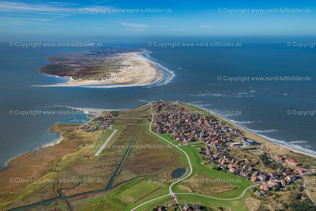 Baltrum_Norderney_ELS_6383091022 | BALTRUM 09.10.2022 Ortsansicht der Straßen und Häuser der Wohngebiete von West- und Ost- Dorf auf der Nordsee- Insel Baltrum im Bundesland Niedersachsen. Weiterführende Informationen bei: Nordseeheilbad Insel Baltrum. // Town View of the streets and houses of the residential areas in Ostdorf and Westdorf on the North Sea island Baltrum in the state Lower Saxony. Further information at: Nordseeheilbad Insel Baltrum. Foto: Martin Elsen