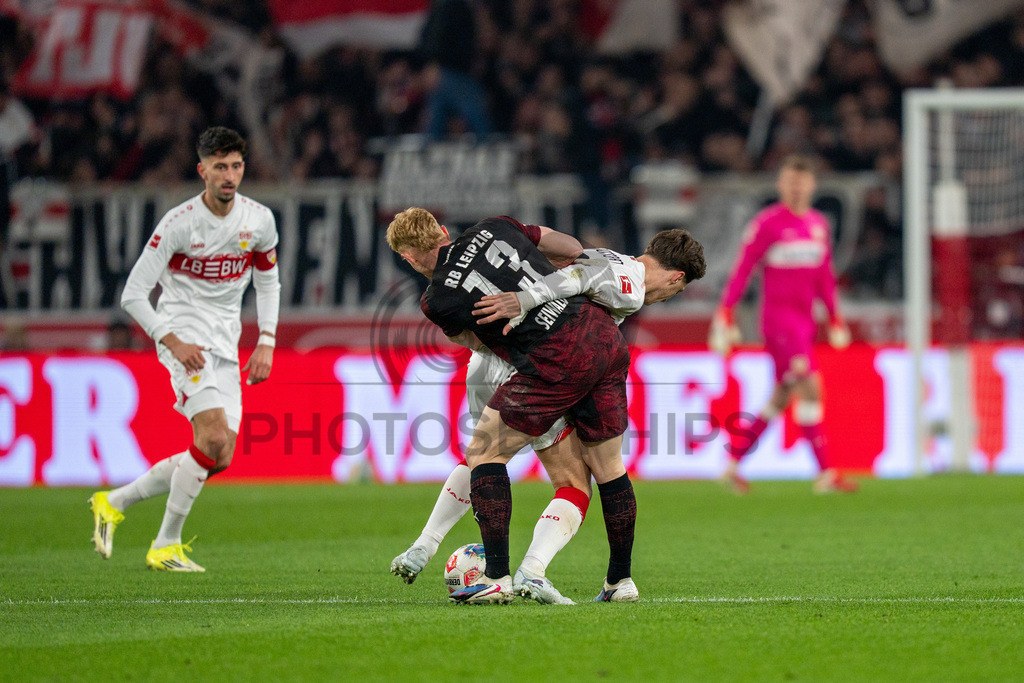 VfB Stuttgart vs. RB Leipzig, Fussball, 1. Bundesliga, 26. Spieltag, 15.03.2026 | Zweikampf zwischen Nicolas Seiwald (RB Leipzig, #13) und Angelo Stiller (VfB Stuttgart, #06),VfB Stuttgart vs. RB Leipzig, Fussball, 1. Bundesliga, 26. Spieltag, 15.03.2026Foto: photosbyphips/Philip Ziegler