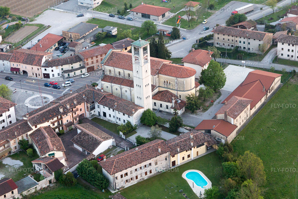 Aerial view: View of the town in Arzene in the state Friuli Venezia Giulia, Italy. – Photo: IMG_099014.jpg taken on 04/08/2017 by Werner Riehm/FLY-FOTO.com – Resolution of the original: 5472 x 3648 px