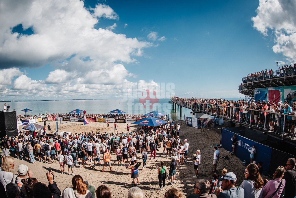 Beachvolleyball | Männer | Deutsche Meisterschaften 2025 Timmendorfer Strand | 06.09.2025 | Die volle Seebrücke hinter dem Nebencourt Sidecourt Zwei