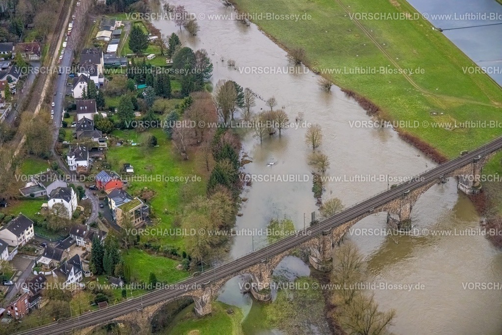 Witten231201921Ruhr-topaz | Luftbild, Ruhrhochwasser, Weihnachtshochwasser 2023, Fluss Ruhr tritt nach starken Regenfällen über die Ufer, Überschwemmungsgebiet am Ruhrviadukt, Bäume im Wasser, Witten, Ruhrgebiet, Nordrhein-Westfalen, Deutschland