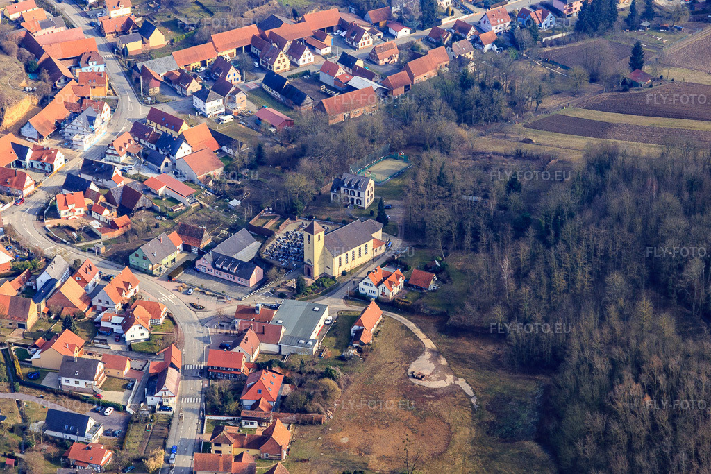 Vue aérienne: Église catholique Saint-Michel à Neewiller-près-Lauterbourg dans le département Bas Rhin, France – .Photo: IMG_096926.jpg prise le 19/02/2017 par Werner Riehm/FLY-FOTO.eu – Résolution de l'original: 5295 x 3530 px