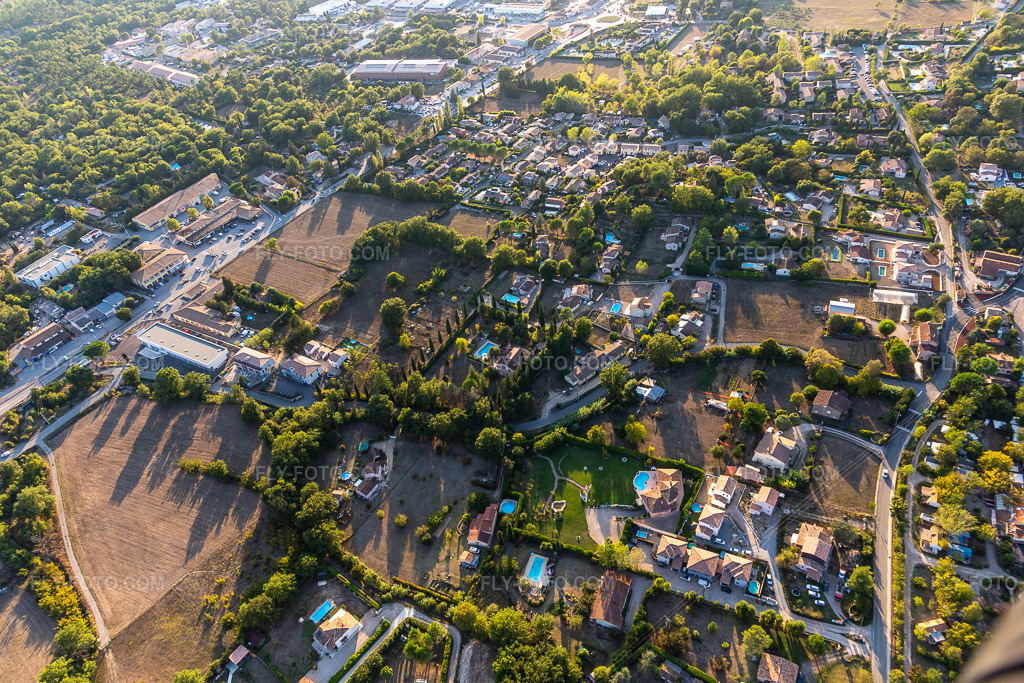 Aerial view: View of the town in Montauroux in the state Var, France. – Photo: IMG_129528.jpg taken on 09/18/2021 by Werner Riehm/FLY-FOTO.com – Resolution of the original: 5472 x 3648 px