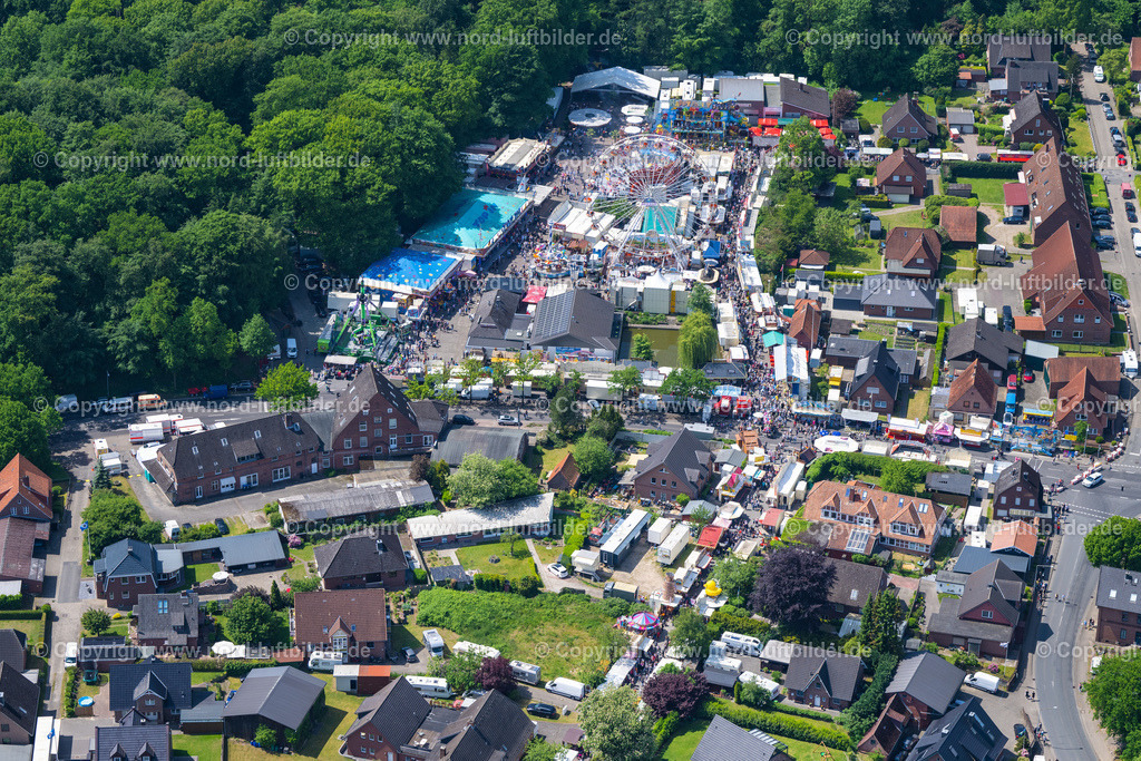 Neukloster_Pfingstmarkt_ELS_7252280523 | BUXTEHUDE 28.05.2023 Kirmes - und Rummel- Veranstaltungsgelände beim Volksfest " Pfingstmarkt Neukloster " in Buxtehude im Bundesland Niedersachsen, Deutschland. // Fair - event location at festival " Pfingstmarkt Neukloster " in Buxtehude in the state Lower Saxony, Germany. Foto: Martin Elsen