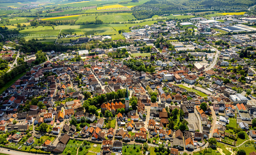 Brakel240504801 | Luftbild, Wohngebiet Ortsansicht mit Altstadt Brakel und kath. Kirche St.Michael, Fernsicht mit Wiesen und Feldern, Brakel, Ostwestfalen, Nordrhein-Westfalen, Deutschland