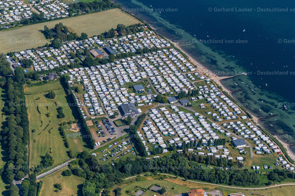 4038094 | NEUSTADT IN HOLSTEIN 07.08.2020 Wohnwagen und Zelte- Campingplatz - und Zeltplatz Lotsenhaus in Neustadt in Holstein im Bundesland Schleswig-Holstein. // Camping with caravans and tents in Neustadt in Holstein in the state Schleswig-Holstein. Foto: Gerhard Launer