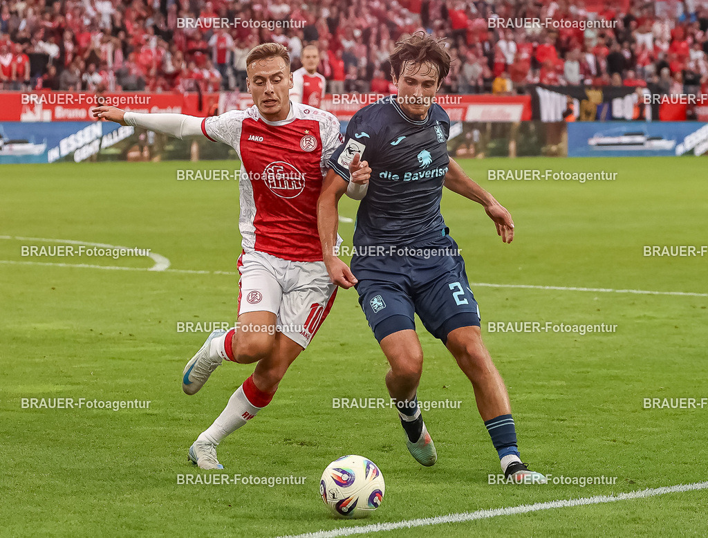 Rot-Weiss Essen - TSV 1860 München - 3.Liga | Essen, Deutschland, 01.08.2025Marvin Obuz  (Rot-Weiss Essen) im Zweikampf mit Tim Danhof  (TSV 1860 München)während des 3.Liga Spiels zwischen Rot-Weiss Essen- TSV 1860 München im Stadion an der Hafenstraße am 01.08.2025 in Essen. (Foto von Timo Bluhmki-Schmidt/ Brauer-Fotoagentur)