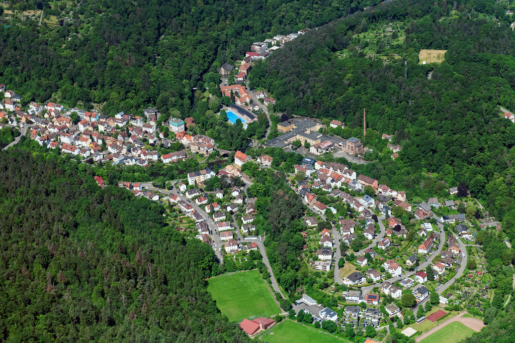 dr__0104834.jpg | PFORZHEIM 26.05.2023 Von Wald und Forstgebieten umgebener Ortskern der Straßen und Häuser und Wohngebiete mit den Ruinen der Gebäude und Hallen der ehemaligen "Papierfabrik Weißenstein" in Pforzheim im Bundesland Baden-Württemberg, Deutschland. 