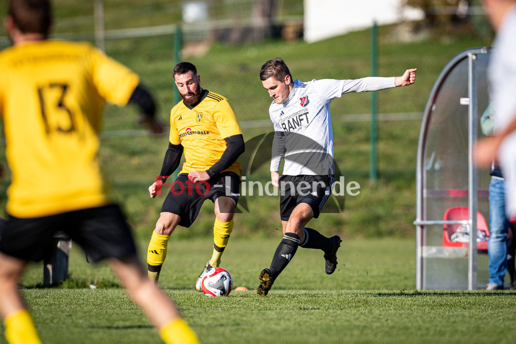 TSV Peißenberg gegen TSV Schongau | Fußball A-Klasse Oberbayern Zugspitze Herren Gruppe 8, TSV Peißenberg gegen TSV Schongau, 20241110,Maximilian GREINER (TSVHP 12) am Ball,2024-11-10 in Eberfing (Sportpark Eberfing), Markus SCHLEICH (TSV Schongau 19), Maximilian GREINER (TSVHP 12)Copyright: WolfgangxLindner www.foto-lindner.de