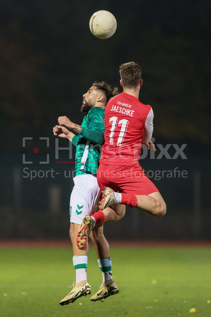 Fussball, Regionalliga Nord, SV Werder Bremen II - TSV Havelse | v.li.: Mikail Polat (SV Werder Bremen II, 8) und Yannik Jaeschke (TSV Havelse, 11) im Kopfballduell, Kopfball, Zweikampf, Action, Aktion, Spielszene