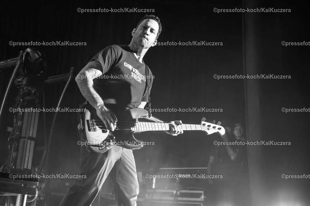 xKKU1402250101004 | 14.02.2025, xkkux, Düsseldorf, Die Band Rise Against performt bei ihrem Konzert in der Mitsubishi Electric HALLE. Im Bild Joe Principe