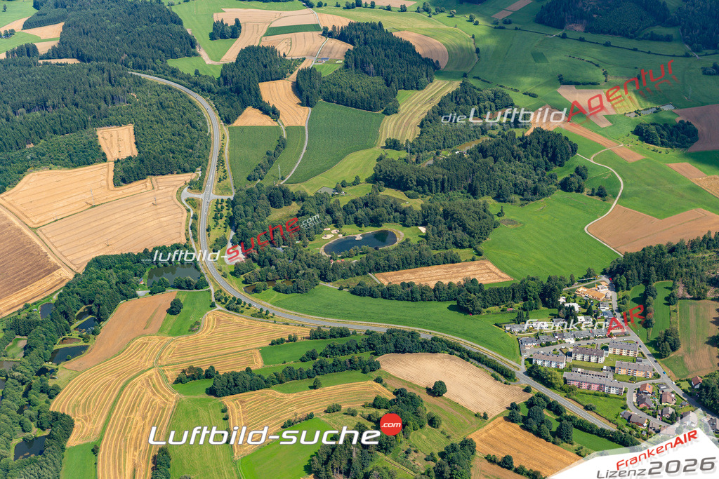 Das Luftbild der Stadt Helmbrechts wurde 2021 vom Flugzeug heraus erstellt (keine Drohne) Aufnahmehöhe ca.450 Meter- hohe Bildauflösung und Druck-Qualität garantiert!