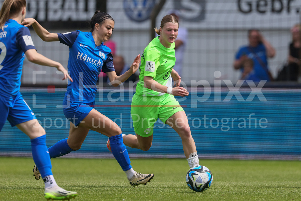 Fussball, 2. Frauen-Bundesliga, SV Meppen - VfL Wolfsburg II | v.li.: Vildan Kardesler (SV Meppen, 27) und Lilly Damm (VfL Wolfsburg II, 21) im Zweikampf, Duell, Dynamik, Aktion, Action, Spielszene, DIE DFB-RICHTLINIEN UNTERSAGEN JEGLICHE NUTZUNG VON FOTOS ALS SEQUENZBILDER UND/ODER VIDEOÄHNLICHE FOTOSTRECKEN. DFB REGULATIONS PROHIBIT ANY USE OF PHOTOGRAPHS AS IMAGE SEQUENCES AND/OR QUASI-VIDEO.