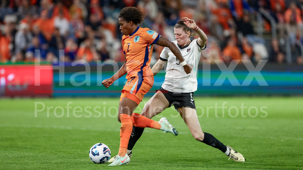 Fussball, UEFA Women s Nations League, Deutschland - Österreich | v.li.: Lineth Beerensteyn (Niederlande, 7) und Claudia Wenger (Österreich, 5) im Zweikampf, Duell, Dynamik, Aktion, Action, Spielszene