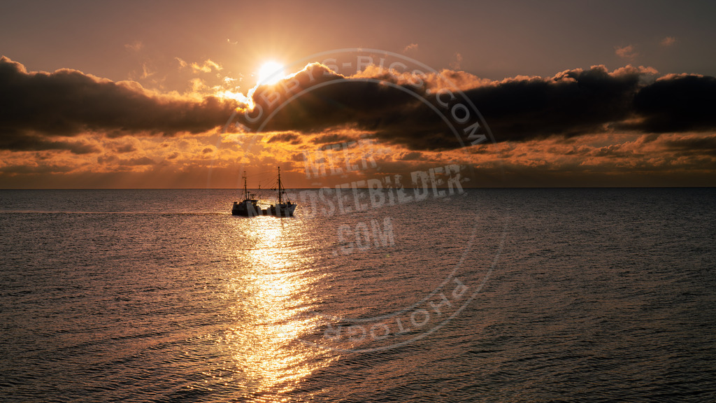 Krabbenkutter im Sonnenuntergang | Nordseefischer vor St. Peter-Ording