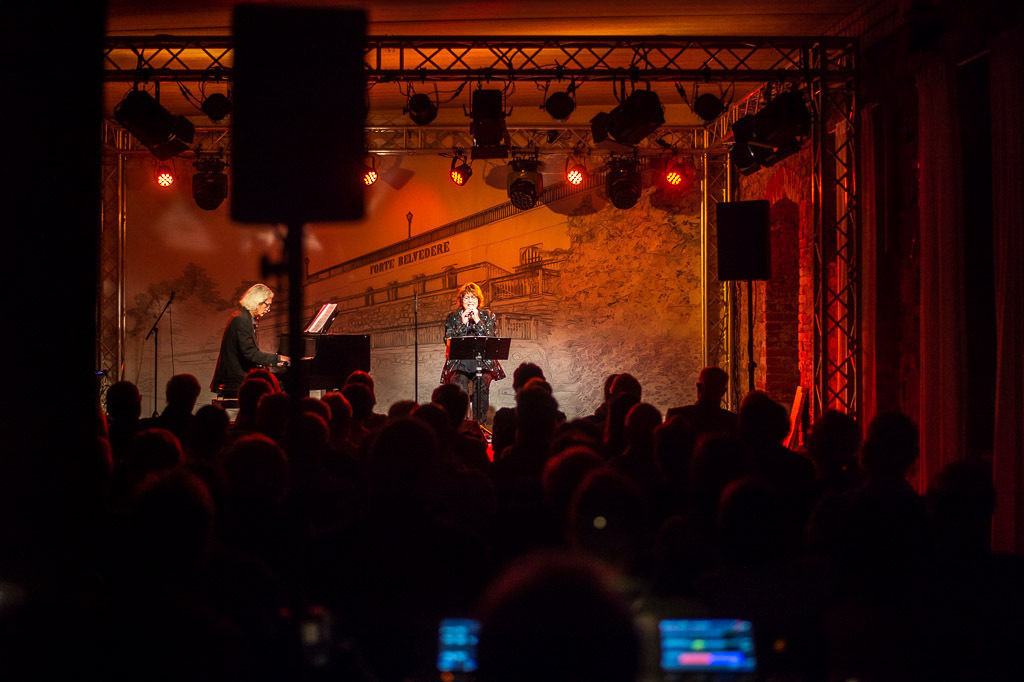 Uschi Brüning | Uschi Brüning im Forte Belvedere Leisnig zum Festival Hallo Leisnig 2022. - Realisiert mit Pictrs.com