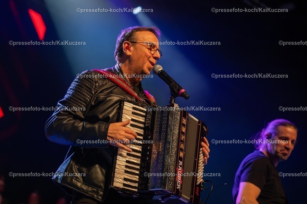 KKU25012501067 | 25.01.2025, xkkux, Düsseldorf, Karnevalsveranstaltung - Die Lachende in der Mitsubishi Electric HALLE. Die Band Räuber performt bei ihrem Auftritt. Im Bild Captain Kurt