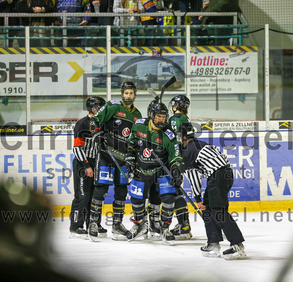 2022-12-09_058_TSV_Erding_gegen_EHC_Waldkraiburg | Erding, Deutschland, 09.12.2022:
Eishockey, Bayernliga 2022 / 2023, 19. Spieltag, TSV Erding gegen EHC Waldkraiburg, Endergebnis: 9:2

Florian Zimmermann (Erding Gladiators, #5), Wassilij Guft-Sokolov (Erding Gladiators, #8)

Foto: Christian Riedel / fotografie-riedel.net