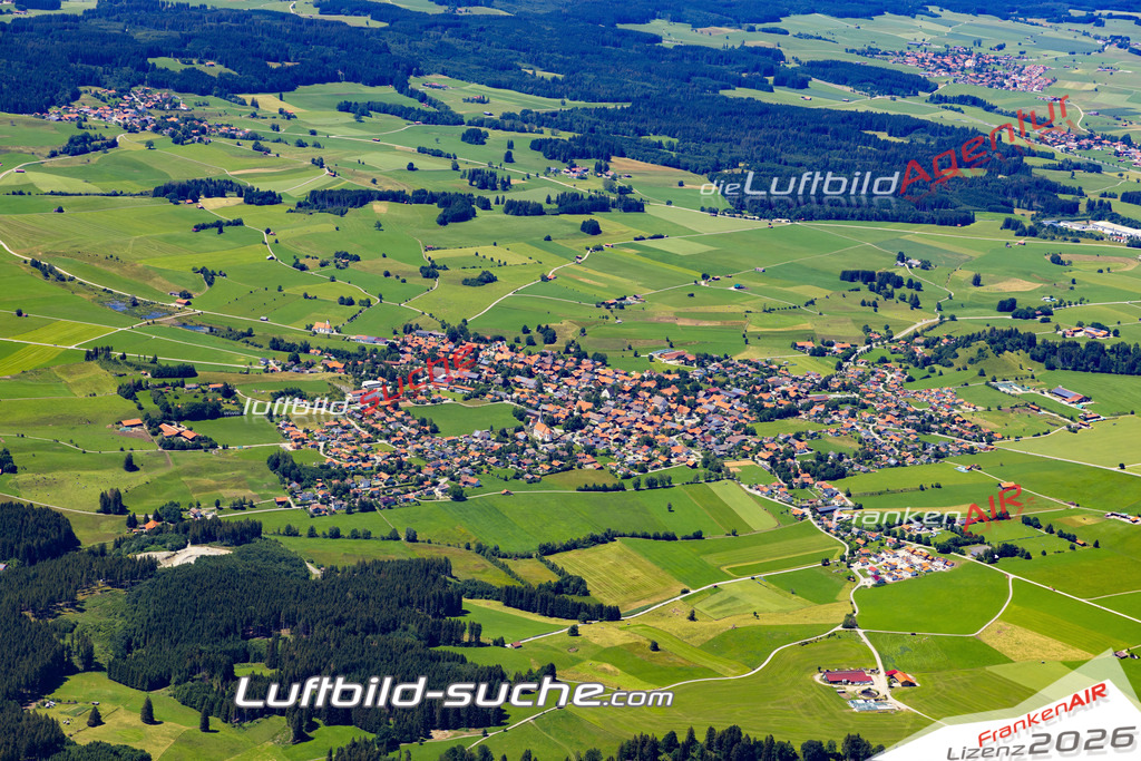 Aktuelles Luftbild von  Burggen - Die Luftaufnahme wurde 2022 mittels UL-Flugzeug erstellt ( keine Drohne ) - hochauflösende Kamera-Systeme von  Canon -Beste Qualität - Für grossformatige Ausdrucke geeignet. Die Geschenkidee !