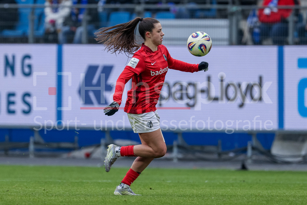 Fussball, Google Pixel Frauen-Bundesliga, Hamburger SV - SC Freiburg | Leela Egli (SC Freiburg, 20) am Ball, Freisteller, Einzelbild, Ganzkörper, Aktion, Action, Spielszene, DIE DFB-RICHTLINIEN UNTERSAGEN JEGLICHE NUTZUNG VON FOTOS ALS SEQUENZBILDER UND/ODER VIDEOÄHNLICHE FOTOSTRECKEN. DFB REGULATIONS PROHIBIT ANY USE OF PHOTOGRAPHS AS IMAGE SEQUENCES AND/OR QUASI-VIDEO.