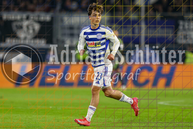 MSV Duisburg vs Rot-Weiss Essen - 3. Liga | Duisburg, Deutschland, 26.10.25:   Jan-Simon Symalla (MSV Duisburg) schaut waehrend des Spiels der 3. Liga MSV Duisburg vs Rot-Weiss Essen in der schauinsland-reisen-arena(Foto von Brauer-Fotoagentur / Adrian Schlueter)