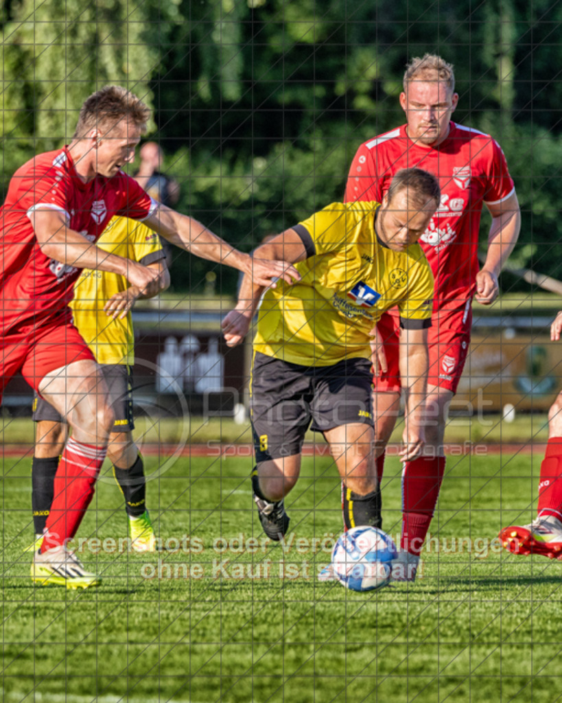 20250620_193445_0309-Bearbeitet | #,TV Eybach (rot) vs. TSV Ottenbach (gelb), Fussball, Relegationsfinale in Kreisliga A3 - Bezirk Neckar/Fils, Saison 2024/2025, Eichenbachstadion, Haldenstraße, 73054 Eislingen, 20.06.2025 - 18:30 Uhr,Foto: PhotoPeet-Sportfotografie/Peter Harich