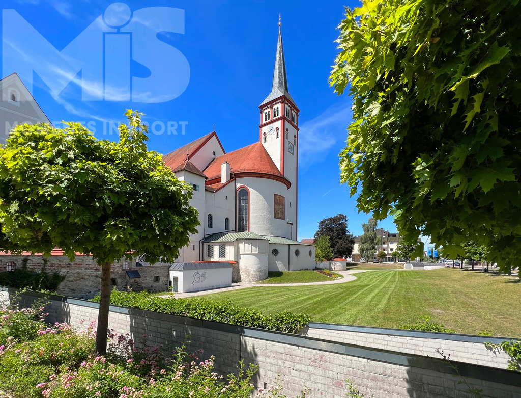 mis_180921bf01.JPG | 15.07.2022, Mindelheim im Unterallgäu, Stadtpfarrkirche mit Kirchturm am Stadtgraben.
 - Realisiert mit Pictrs.com