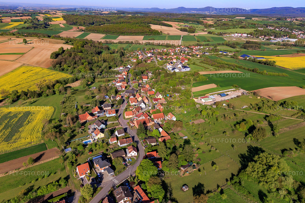 Aerial view: View of the town from the east in Oberdorf-Spachbach in the state Bas-Rhin, France. – Photo: IMG_099357.jpg taken on 04/30/2017 by Werner Riehm/FLY-FOTO.com – Resolution of the original: 5472 x 3648 px