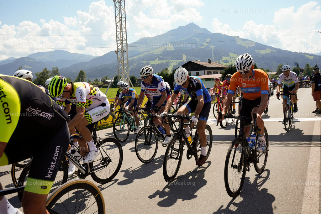 463_20230817_Bewerb_Maenner_Muehlanger | AUT - OESTERREICH, 2023-08-16: SPORT RENNRAD-FAHREN - 55. INTERNATIONALER RADWELTPOKAL IN ST. JOHANN IN TIROL  - Vintage-Radrennen mit WM-Bronze-Medaillen-Siegerin Christina Schweinberger, den Teilnehmer und Alexander Baumann (vom Orginastions-Team) - TAG 2 BEWERB MAENNER IN SECHS GRUPPEN  ; Foto: Roland Muehlanger
