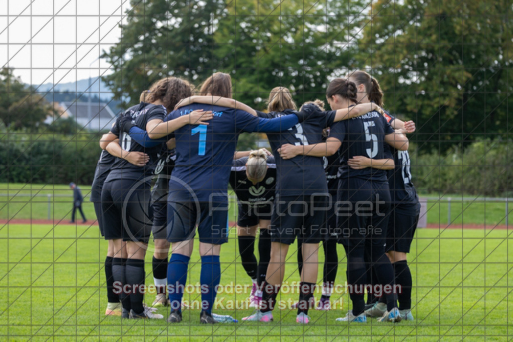 20250928_130414_0081 | #,1.FC Donzdorf (schwarz) vs. TV Derendingen (rot), Fussball, Frauen-Verbandsliga Württemberg, 03. Spieltag, Saison 2025/2026, Rasenplatz Lautertal Stadion, Süßener Straße 16, 73072 Donzdorf, 28.09.2025 - 13:00 Uhr,Foto: PhotoPeet-Sportfotografie/Peter Harich