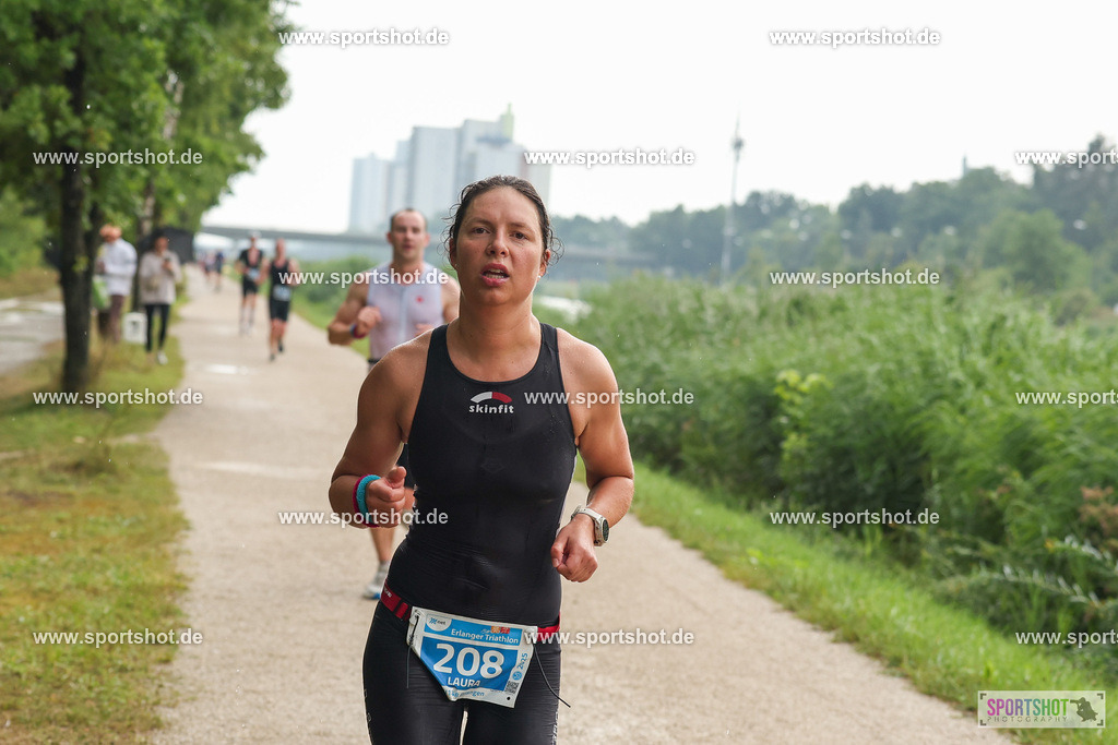 LUR_1562 | 34. M-net Erlanger Triathlon 2025 #erlangertriathlon  #mnettriathlon2025 #mnettriathlon #team #olympischedistanz #mitteldistanz #triathlon #maindonaukanal  #erlangertriathlon2025 #yourpictrs #tv1848 #tv1848erlangen  #triathlonbayern #sportinerlangen #demsportverbunden #sportshot_your_pictrs Copyright: www.sportshot.de
