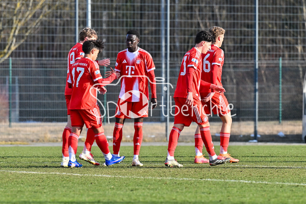 FC Bayern Amateure - FC Viktoria Pilsen U23 | MUNICH, GERMANY - 03. FEBRUARY: Jubel der kleinen Bayern nach dem Treffer zum 2-1 durch Maycon NORMANHA CARDOZO (FC Bayern München II 7) / Tor / Torschuetze / Freude / Happy während dem Testspiel zwischen den Amateuren des FC Bayern und dem FC Viktoria Pilsen B am FC Bayern Campus