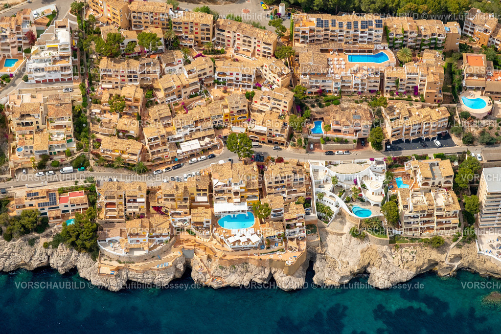 Mallorca230600304N | Luftbild, Terrassenhäuser Wohnanlage mit Swimmingpool an der Felsenküste, Straße Carretera de Cala Fornells, Peguera, Calvia, Balearen, Mallorca, Balearische Inseln, Spanien