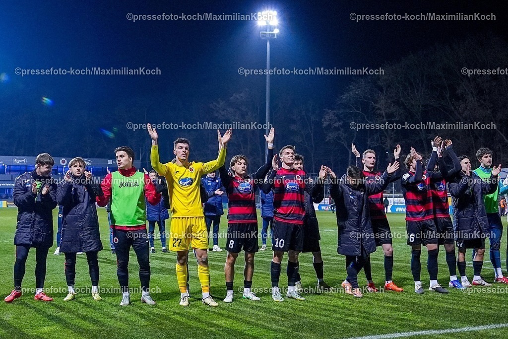 xYDRx23012601061a | 23.01.2026, xydrx, Fußball, 3.Liga, FC Viktoria Köln - 1.FC Saarbrücken, Saison 2025 2026, Sportpark Höhenberg: Lars Dietz (FC Viktoria Köln #2) Leander Nicolas Popp (FC Viktoria Köln #29) Arne Schulz (FC Viktoria Köln #27)  Florian Engelhardt (FC Viktoria Köln #8) David Otto (FC Viktoria Köln #10) Leonhard Muenst (FC Viktoria Köln #5) Meiko Sponsel (FC Viktoria Köln #19) Tobias Eisenhuth (FC Viktoria Köln #6) Frank Ronstadt (FC Viktoria Köln #34) Soichiro Kozuki (FC Viktoria Köln #41) Benjamin Zank (FC Viktoria Köln #23) Verthomy Schilo Boboy (FC Viktoria Köln #22) feiern den 2:0 Sieg  DFB regulations prohibit any use of photographs as image sequences and or quasi-video. Photo: xYannisxDreimannxPressefotoKochx