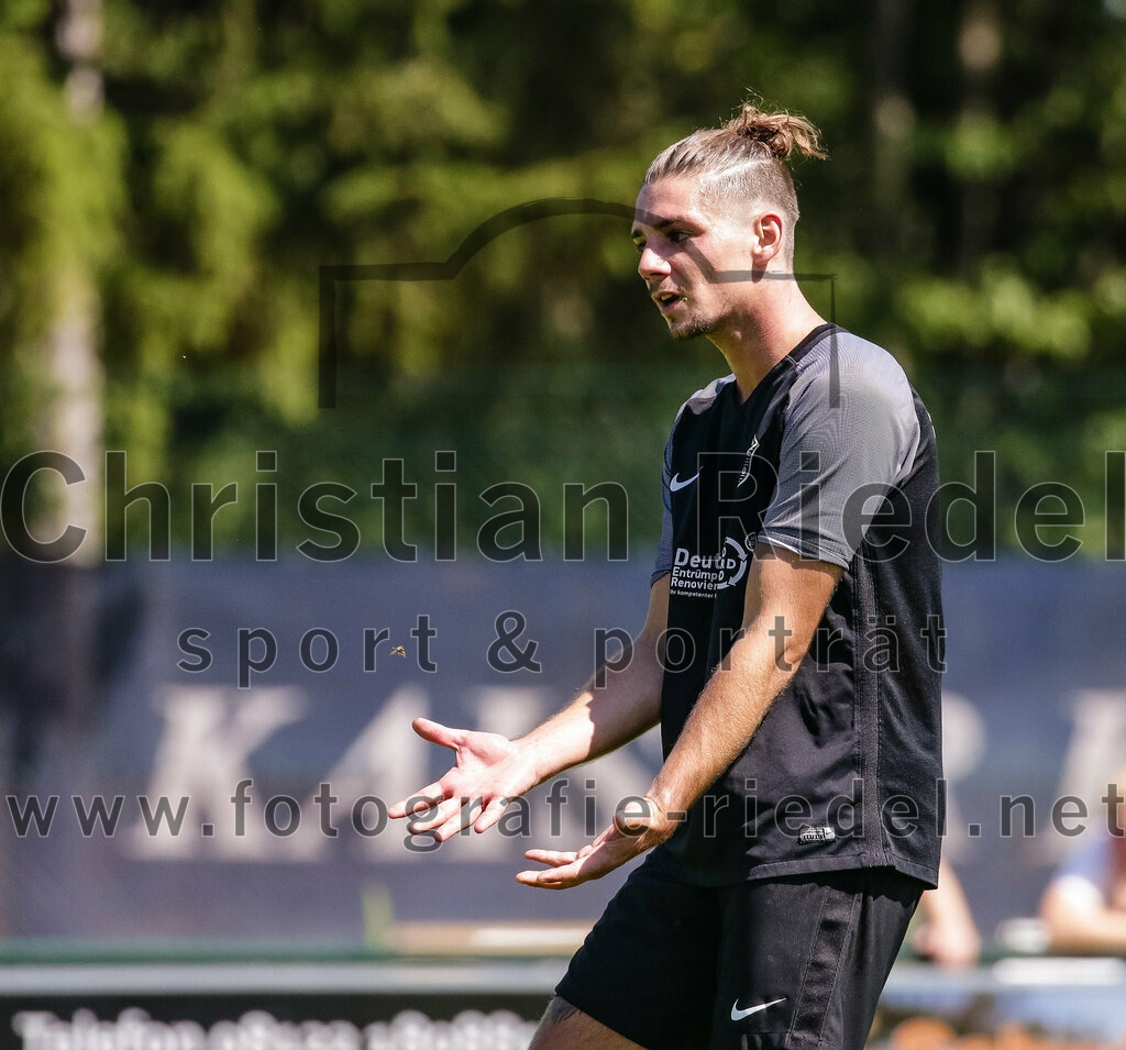 2023-08-12_077_FC_Langengeisling_gegen_ESV_Freilassing | Erding, Deutschland, 12.08.2023:
Fußball, Bezirksliga Oberbayern Ost 2023 / 2024, 4. Spieltag, FC Langengeisling gegen ESV Freilassing, Endergebnis: 2:1

Maximilian Birnbeck (FC Langengeisling, #27)

Foto: Christian Riedel / fotografie-riedel.net