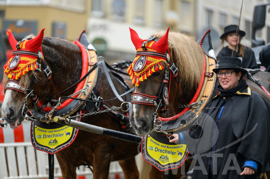 _DWA2424 | Trotz Nieselregen schlängelte sich der „Gaudiwurm“ am Sonntag durch die Nürnberger Innenstadt an tausenden Faschingsfans vorbei.  Nürnberg, 11.02.2024 - Realisiert mit Pictrs.com