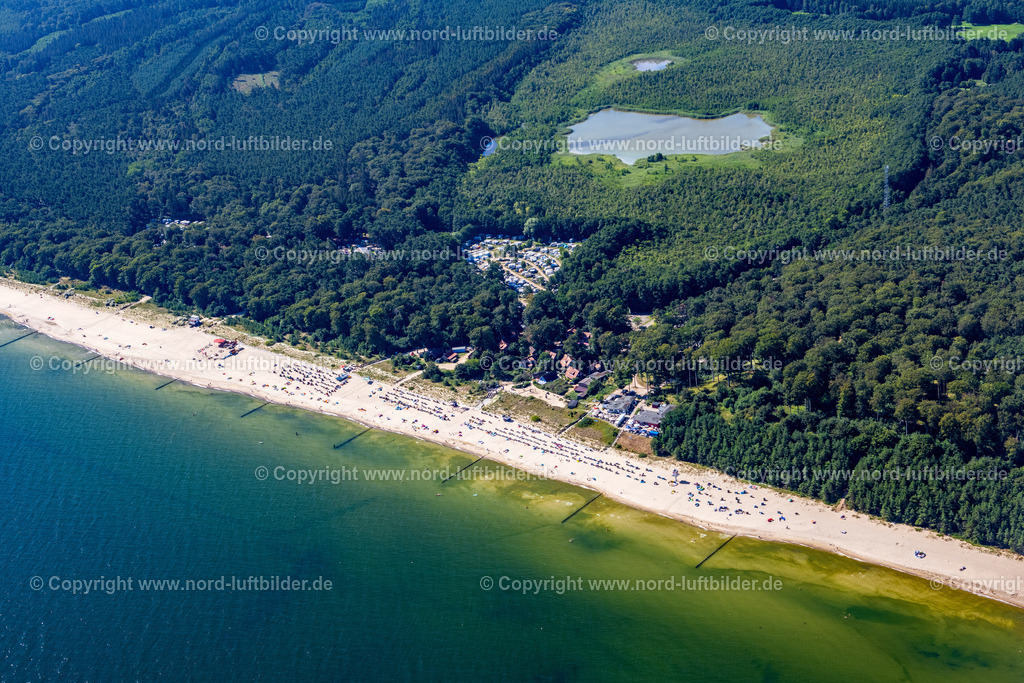 Ückeritz_Camping_Platz_Usedom_ELS_7607100822 | ÜCKERITZ 10.08.2022 Wohnwagen und Zelte- Campingplatz - und Zeltplatz im Waldgebiet am Ostseestrand im Ortsteil Kölpinsee in Ückeritz im Bundesland Mecklenburg-Vorpommern. // Camping with caravans and tents in the district Koelpinsee in Ueckeritz in the state Mecklenburg - Western Pomerania. Foto: Martin Elsen