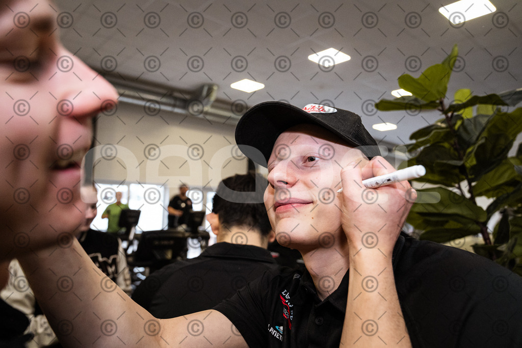 Alligators_Autogrammstunde-23 | Die Fotogalerie von Daddel: professionelle Bilder von Sport, Events und Unternehmen aus Franken. Jetzt Galerien durchstöbern und Lieblingsfotos bestellen. - Realisiert mit Pictrs.com