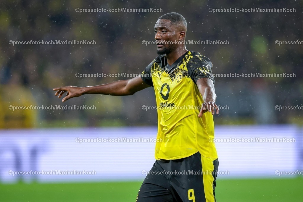 BVB07122501057 | 07.12.2025, Fußball, Borussia Dortmund - TSG 1899 Hoffenheimt, 1. Fußball Bundesliga, 13. Spieltag, Signal Iduna Park, Saison 2025 2026: Serhou Guirassy&nbsp;(BVB #09) gestikulierend auf dem Spielfeld   DFB regulations prohibit any use of photographs as image sequences and or quasi-video.