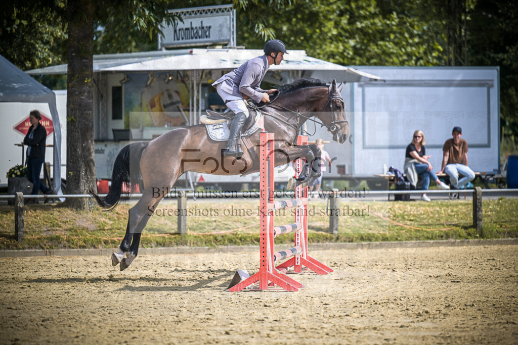 DOS_6398 | Entdecke hochwertige Reitturnierfotos von Foto Oger. Professionell, emotional und authentisch – jetzt Lieblingsmomente im Shop bestellen.Deutschlandweite Turnierfotografie. - Realisiert mit Pictrs.com