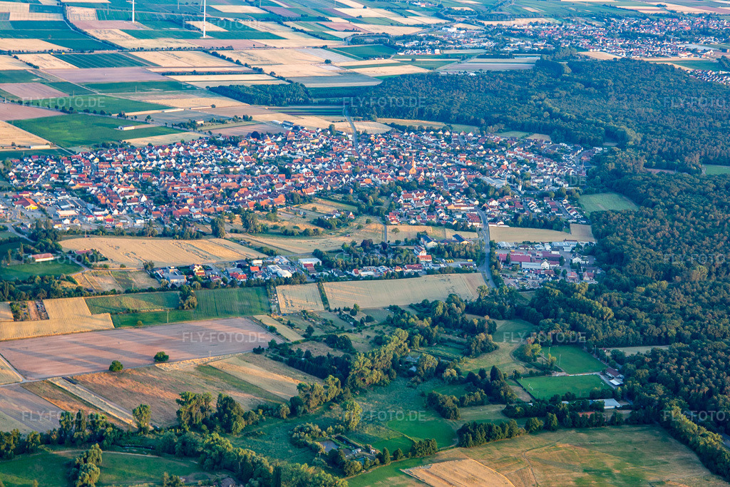 Luftbild: Ortsansicht von Norden in Harthausen im Bundesland Rheinland-Pfalz in Deutschland. Foto: IMG_137247.jpg vom 24.06.2023 durch Werner Riehm/FLY-FOTO.de