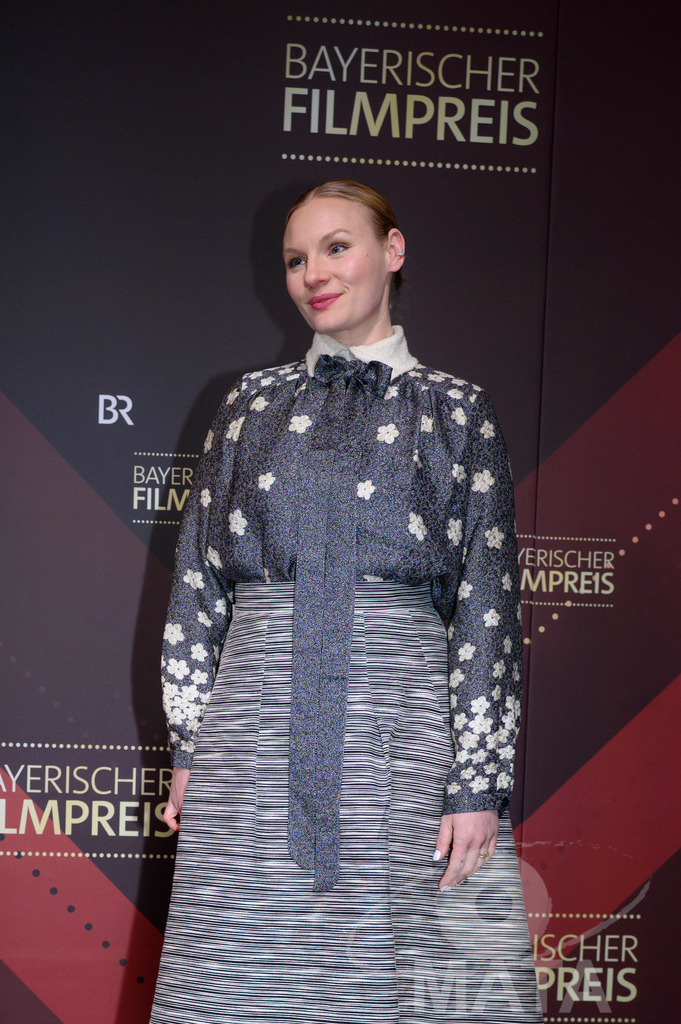 _DWI5281 | Rosalie Thomass bei der Verleihung des 47. Bayerischen Filmpreises 2026  im Prinzregententheater. München, Deutschland. Der Bayerische Filmpreis wird seit 1979 von der Bayerischen Staatsregierung verliehen, um die Bedeutung des Kinofilms als Kulturgut herauszustellen - Realisiert mit Pictrs.com